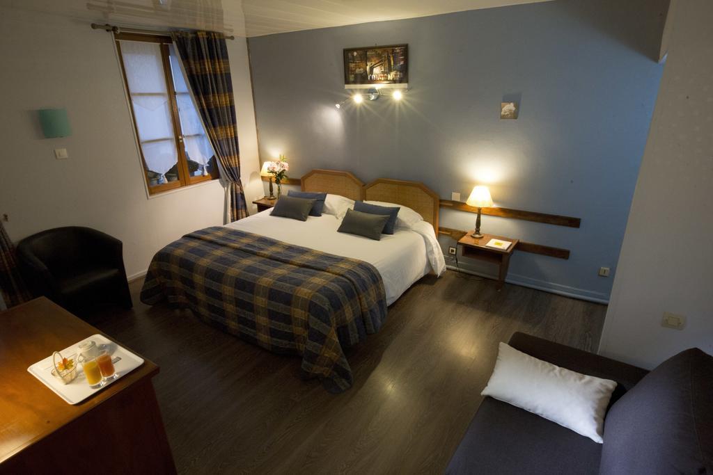 فندق Auberge La Pomme De Pin Senonches الغرفة الصورة