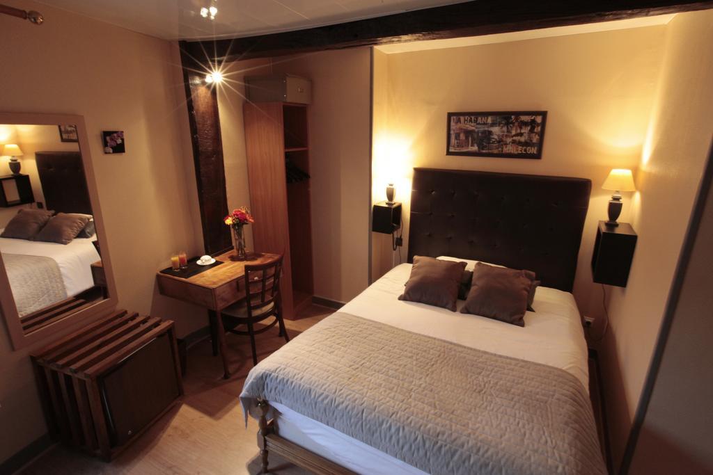 فندق Auberge La Pomme De Pin Senonches الغرفة الصورة