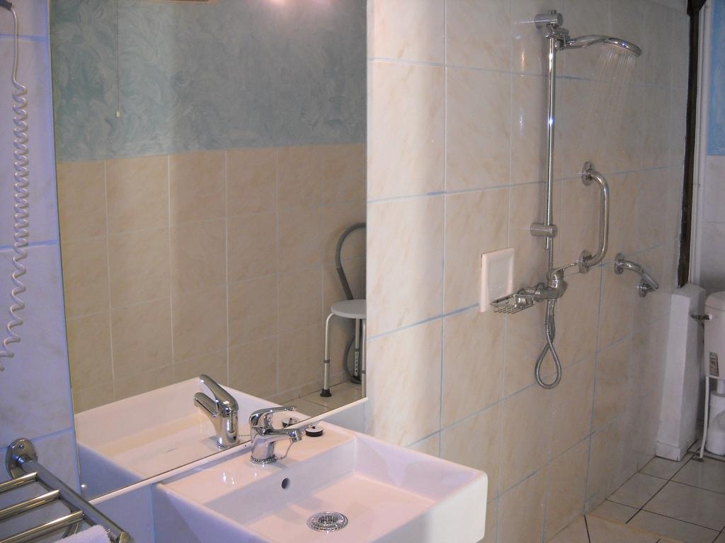 فندق Auberge La Pomme De Pin Senonches المظهر الخارجي الصورة